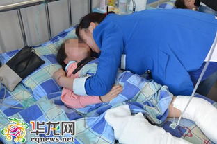 孙女在医院照顾爷爷时躺一起睡着了