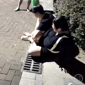 孕妇高空抛下玻璃瓶砸断两根脚趾的悲剧故事