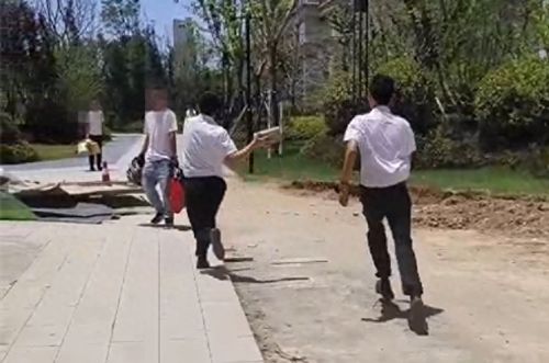 小区业主高空拿水枪狂喷执法人员