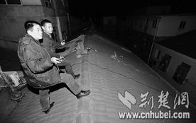 男子累到气喘吁吁，尚未到登机口的苦楚