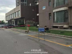 重庆刮大风，16楼的整面落地窗瞬间被吹落。