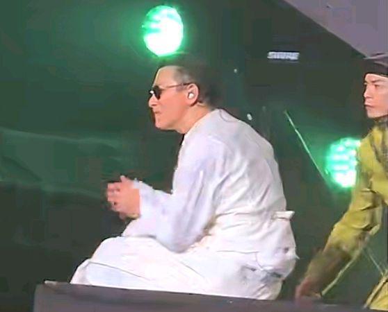 刘德华演唱会踩空摔倒，敬业精神值得赞扬