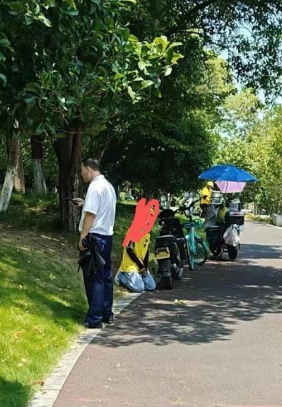 一名骑手向顾客外卖里撒尿的事件引发争议，警方回应后表示将严格执法