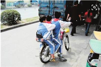 男子电动车被小孩偷走，引发了一场家庭间的激烈冲突