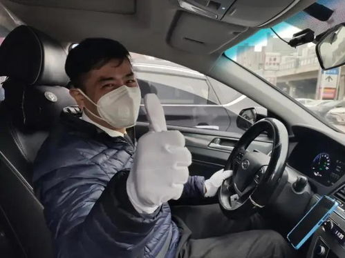 暴风雨中的守护者，一名司机的手和货车