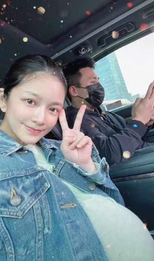 黄轩晒女友正面照，引网友热议，他的幸福就是她
