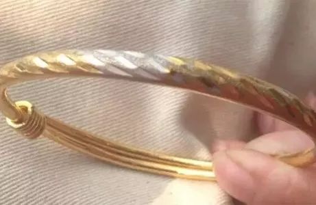女子称近2万买黄金手镯被鉴定为假货，一次罕见的消费案例
