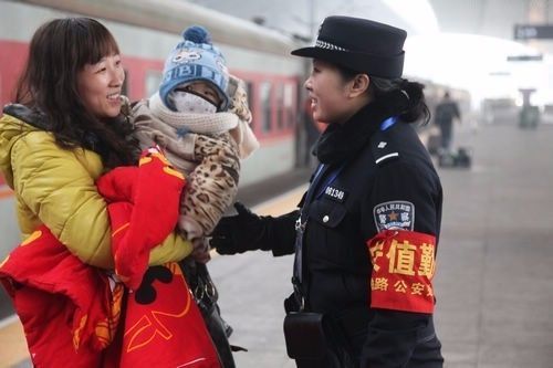 车站帮宝妈抱娃的兵哥哥全身僵硬，一段感人故事