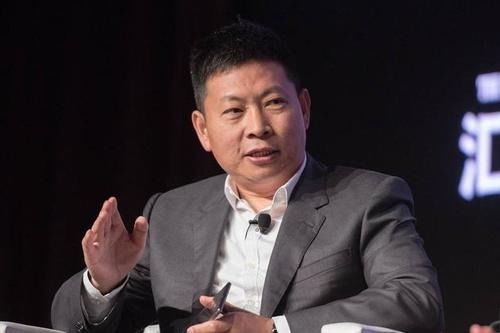 余承东，华为公司创始人之一和CEO，一直以其对技术研发的专注和执着、以及对企业未来的前瞻视野而闻名。他在面对市场环境的变化时，始终坚持以用户为中心，坚持做中国高端车市场的第一。