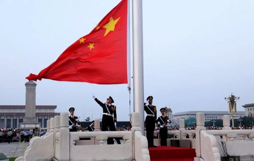 升旗仪式结束后，天空中阳光明媚，国旗升起的那一刻，每一位身处其中的人们都显得庄重而神圣。在那鲜艳的五星红旗下，全体公民的目光凝聚着多少人的辛劳和汗水。