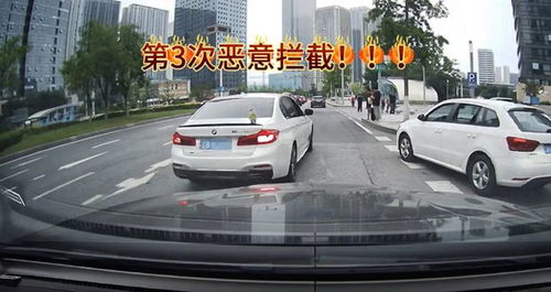 奥迪司机未被让行摇车窗骂人时追尾