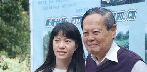 杨振宁携翁帆共度102岁生日，中国科学界的一段佳话