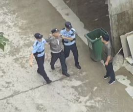 男子被多人持刀围殴倒地 警方通报