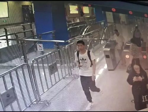 女子凌晨坐桥上 路过小伙警觉救人