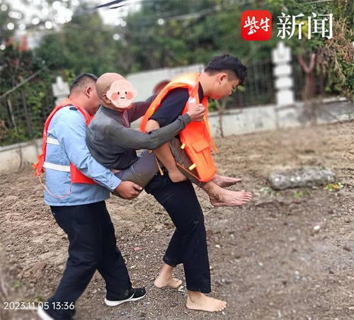 大爷陷泥塘被救后去洗手又被陷