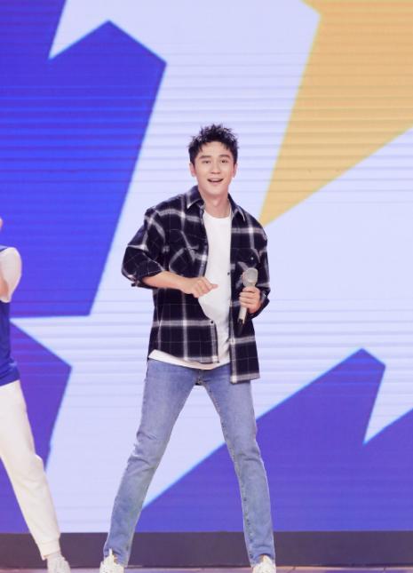 王一博身穿西装攀岩——探索时尚与运动的交融之美