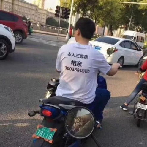学生路遇老师手上的包子都不香了