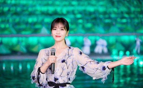 关晓彤与金鹰节晚会后台说忘带手套了