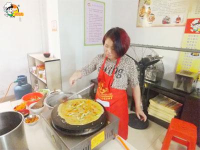 带饭学生蹲楼外吃学校称怕交叉感染