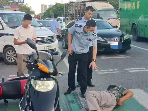 紧急救援与事故教训，摩托车侧翻后后车因踩坏刹车毂引发严重后果