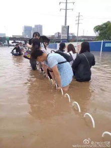 武汉大雨后，停车场内的悲剧，一场突如其来的洪水吞噬了无数的汽车