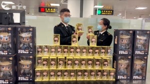 导游委托旅客携带70个玩偶入境遭查