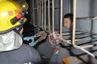 男子因拆快递不慎误伤眼眶