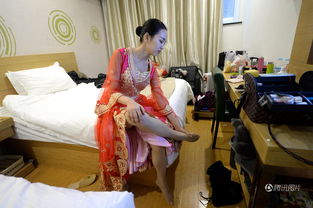 艺考女生五点起床化妆穿红衣服面试