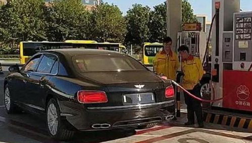 一辆汽车加油35升需要多少钱？