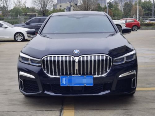 接下来，我们分析影响汽车费用的因素