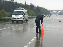 冬天驾车在高速公路上行驶的注意事项及安全距离