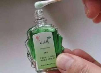 使用风油精擦拭汽车玻璃的技巧与注意事项