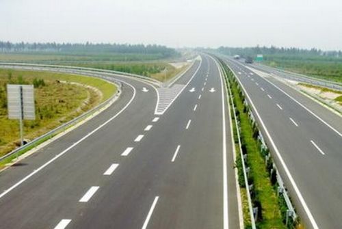 汽车在高速公路上的低油耗策略与技巧