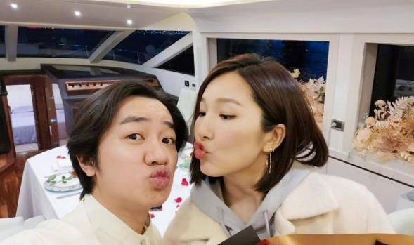 妈妈晒女儿抱了六年的阿贝贝，成长的见证与喜悦