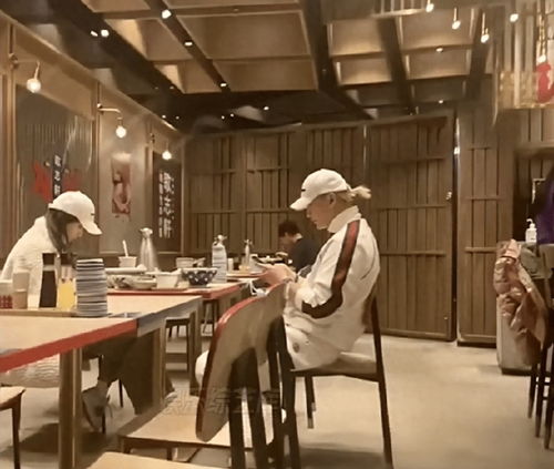 黄子韬、徐艺洋与友人聚餐