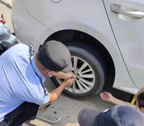 民警给汽车更换轮胎的费用详解