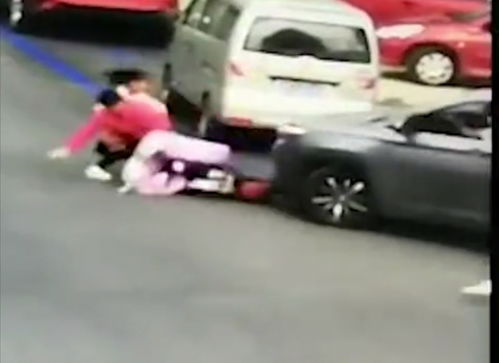 女子送女儿上学遇车祸，肇事司机逃逸