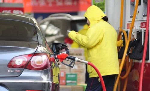 夏天给汽车加油加多少？