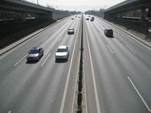 汽车在高速公路上行驶时，轮胎如何实现平稳的滚动？