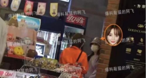 谢浩男首次公布与母亲的合照