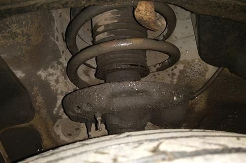 汽车后减震器漏油的维修成本分析