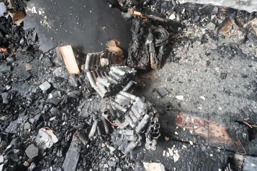 火灾悲剧，女子家中的玩具车电池引发了家庭大火