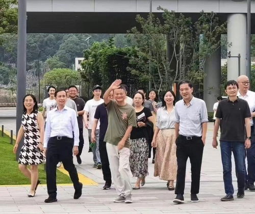 揭秘阿里巴巴集团董事长马云佩戴新工牌亮相阿里云谷园区