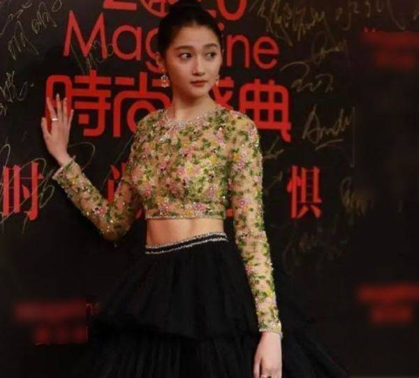 关晓彤的假发红毯风波，造型争议的背后