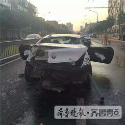 车祸现场，白色轿车与护栏碰撞，另一车辆被意外压住