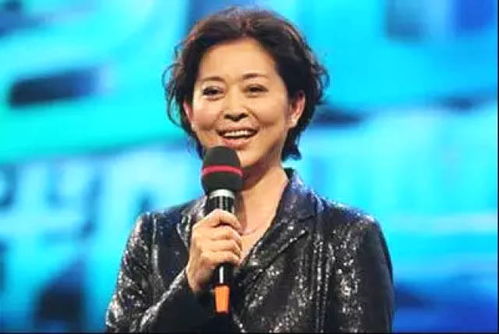 倪萍现身杭州，老戏骨的优雅回归与社会关注
