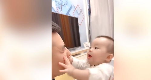 萌娃咬爸爸，现场惊险一幕！