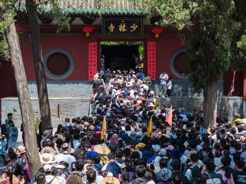 五一假期，全国各大景区人山人海，游客们感受着满满的节日氛围