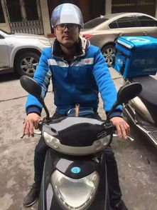 两外卖小哥的暖心之举，扶起老人，送去温暖