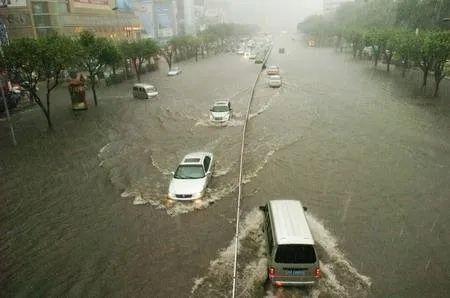 暴雨突袭，家园受损—广西北流暴雨引发滑坡及房屋被淹的灾情报道